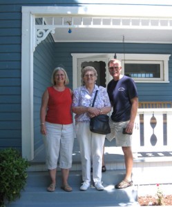 Dorothy Bennet Buckingham Mutschler, center, visits her first home, now owned by Karen and Rick Williams, 