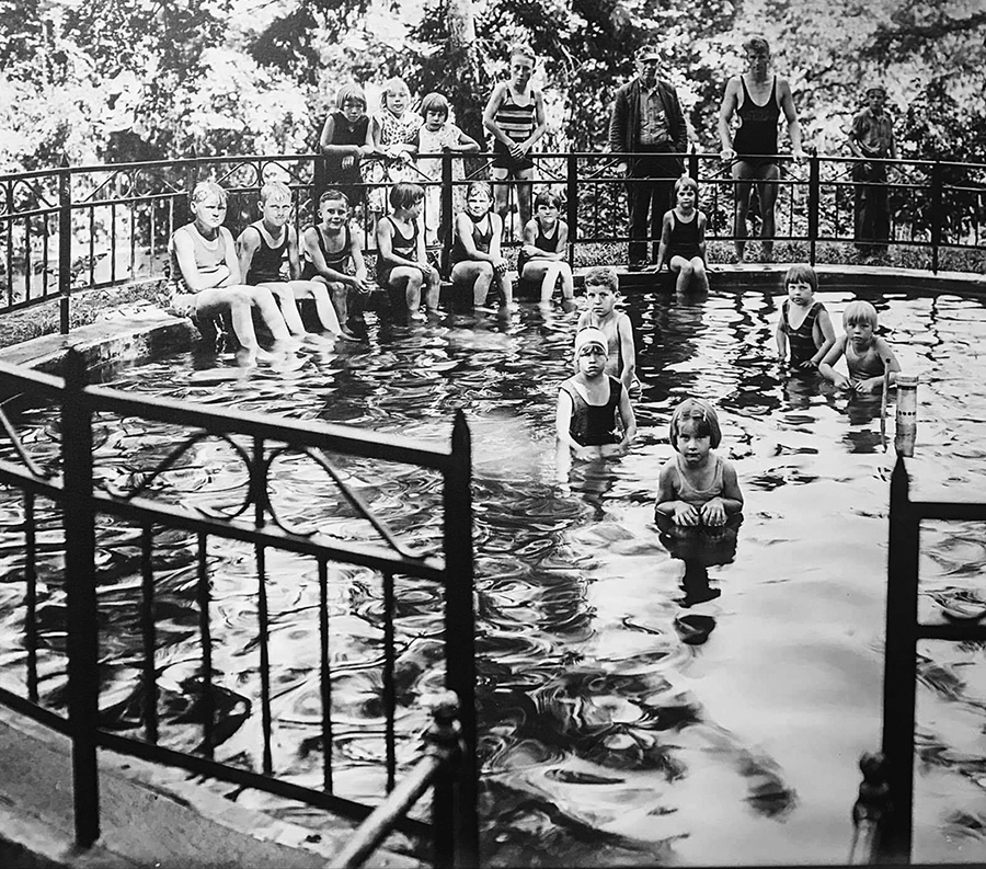 Silverton children enjoying the fountain in the 1930s. 