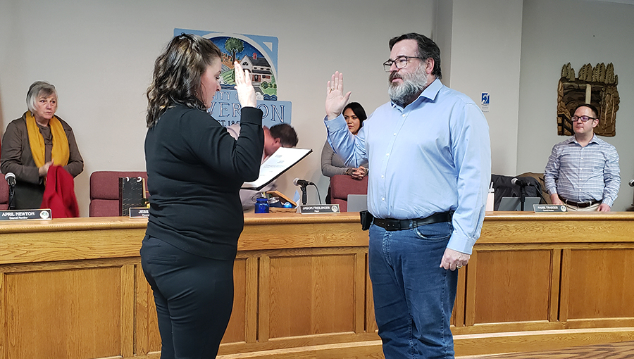 Jason Freilinger, the new mayor of Silverton, receives the oath of office from city clerk Jamie Ward at Jna. 9 council meeting. Freilinger replaces Kyle Palmer in the mayor’s chair.   James Day