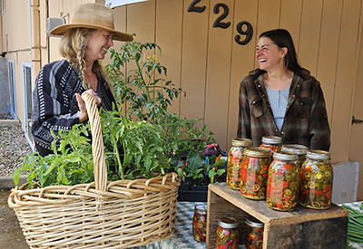 New Gardenripe owner, Melissa Pylipow (right) greets customer Regan Schultz at Silverton Farmers Market. Brenna Wiegand